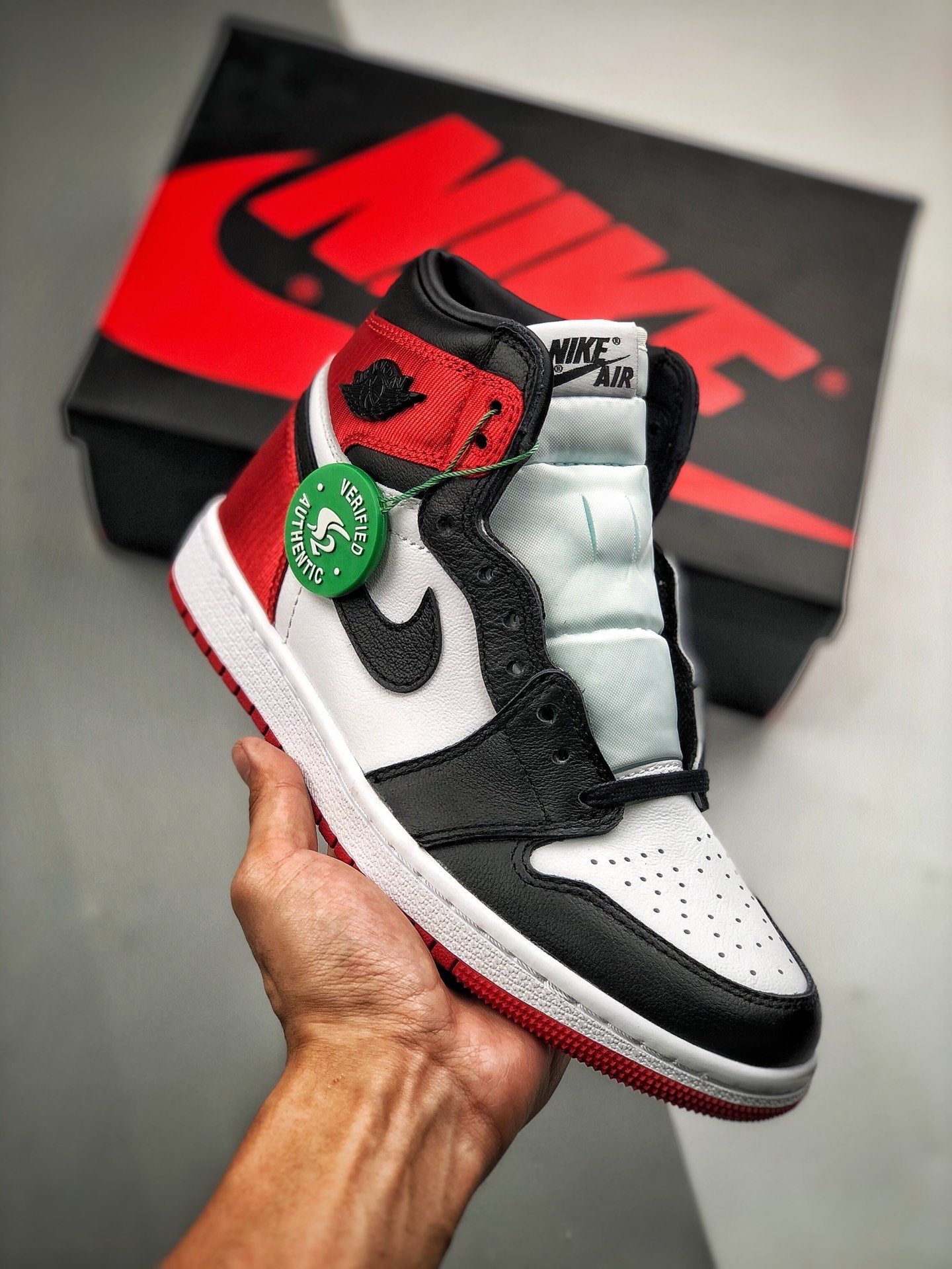 Air jordan 1 store black toe satin