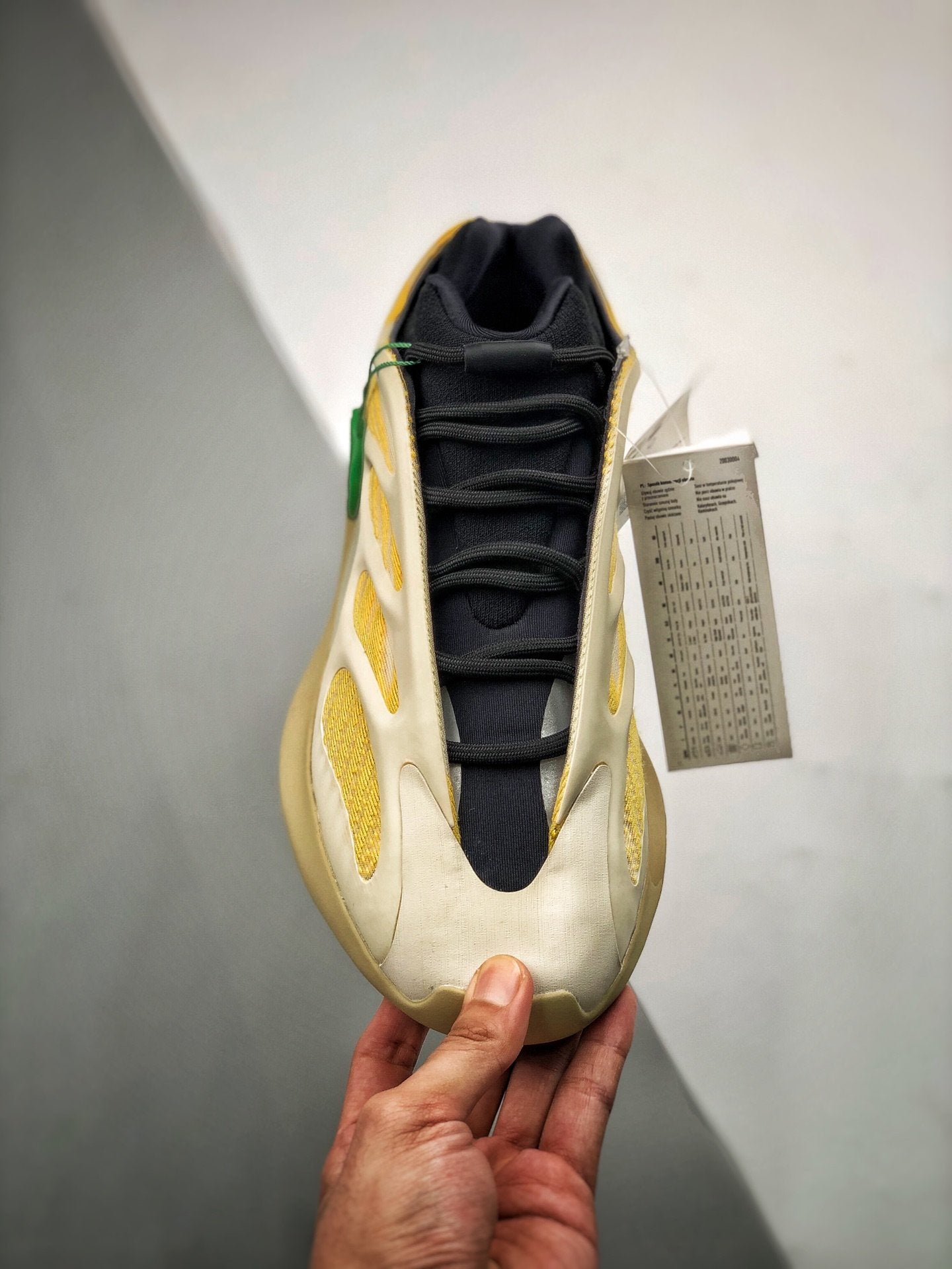 評判は ADIDAS YEEZY 700 V3 SAFFLOWER メンズ | bca.edu.gr